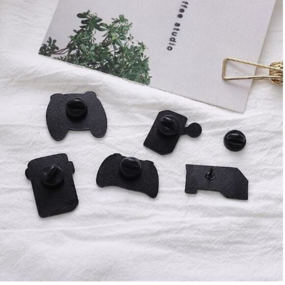 Old Game System Pin Brooch - Picture 2 of 2